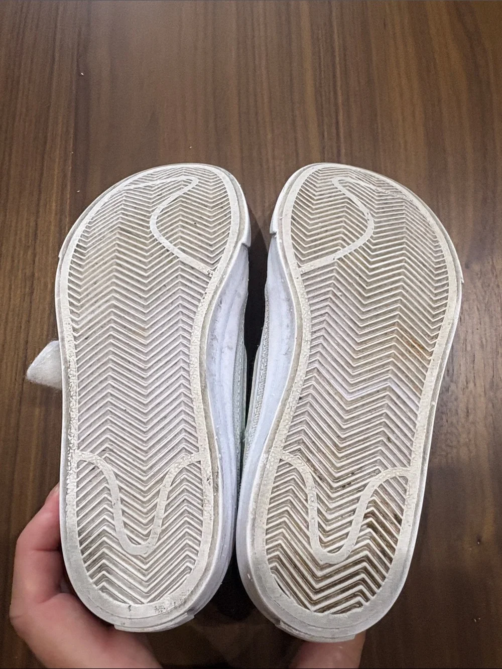 Nike Kids White & Green Low-Top Sneakers with Hook Strap